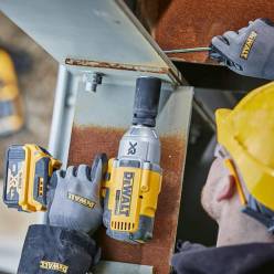 Гайковерт ударный аккумуляторный DeWALT DCF897NT