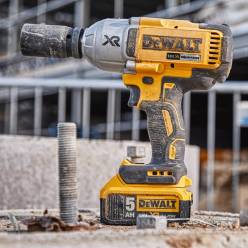 Гайковерт ударный аккумуляторный DeWALT DCF897NT