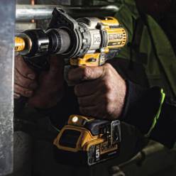 Дрель-шуруповерт с ударом DeWALT DCD996NT